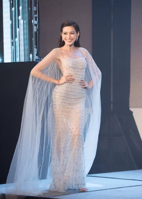 Ý tưởng của bộ trang phục thứ hai xuất phát từ những vì sao lấp lánh trên dãy ngân hà.