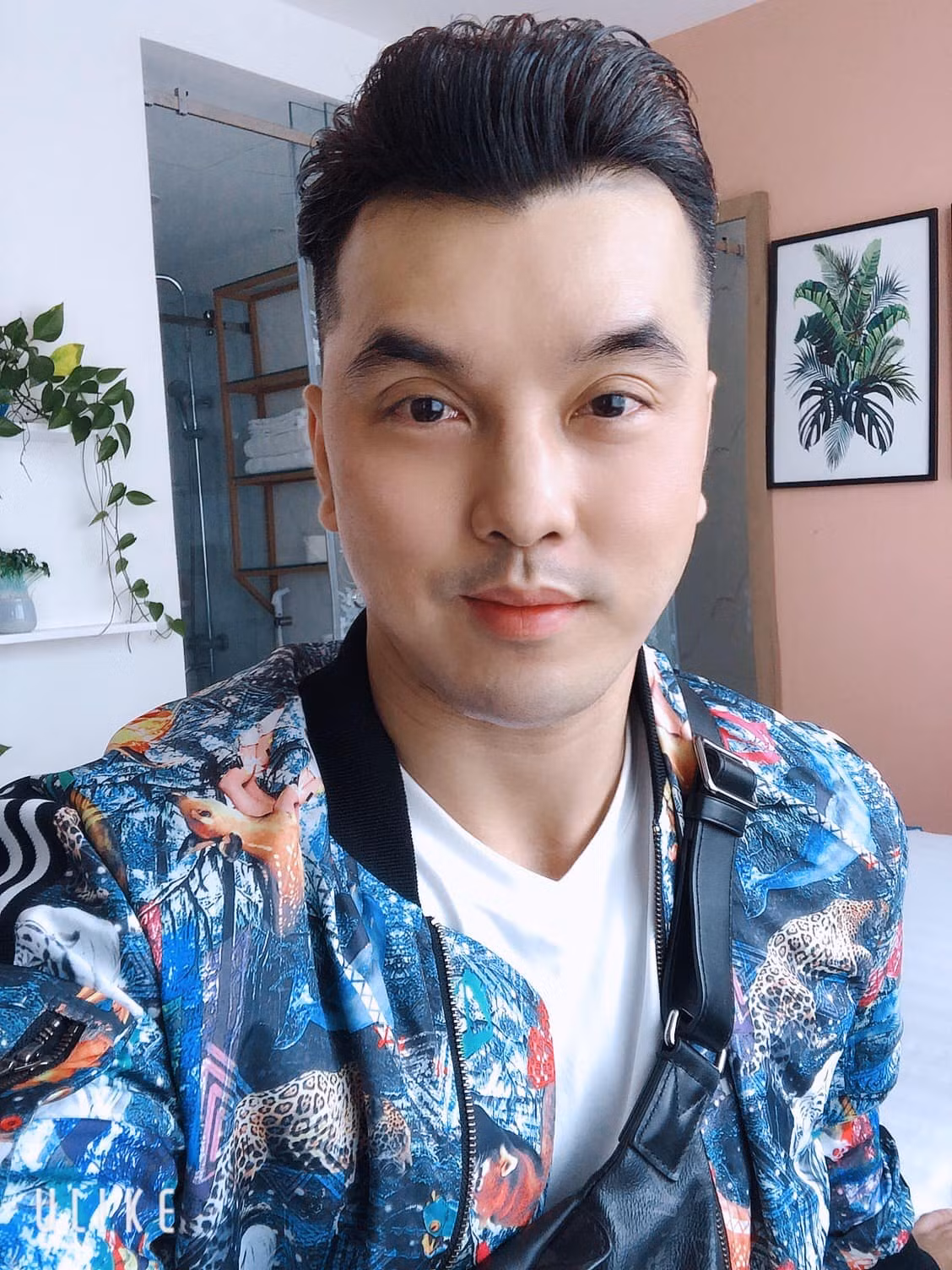 Vì đang giờ cao điểm và tránh ùn tắc giao thông, nam ca sĩ đã gọi tài xế xe bán tải cùng chạy đến nhà để giải quyết, nhưng do không nghe thấy nên tài xế xe bán tải không chạy theo xe Ưng Hoàng Phúc. Sau đó, phía Ưng Hoàng Phúc đã liên hệ gặp gỡ chủ xe bán tải để giải quyết. "Hai bên đã trao đổi để cùng giải quyết vấn đề vì đây sự việc ngoài ý muốn. Phía nam ca sĩ đã liên hệ thợ sửa xe đến xem xét, thẩm định thiệt hại và hỗ trợ người chủ xe bán tải chi phí sửa xe. Cả hai bên đều không mong muốn xảy ra những tranh chấp không đáng có nên cũng đã trao đổi, giải quyết trên tinh thần hợp tác thiện chí giữa các bên", phía Ưng Hoàng Phúc cho biết. FB Ưng Hoàng Phúc