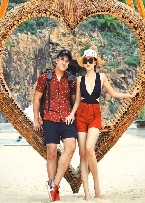 Justin Chiêm luôn ủng hộ Băng Di trong mọi việc. Theo Băng Di, bạn trai là người luôn ở bên động viên khi cô trầm cảm và muốn buông xuôi.