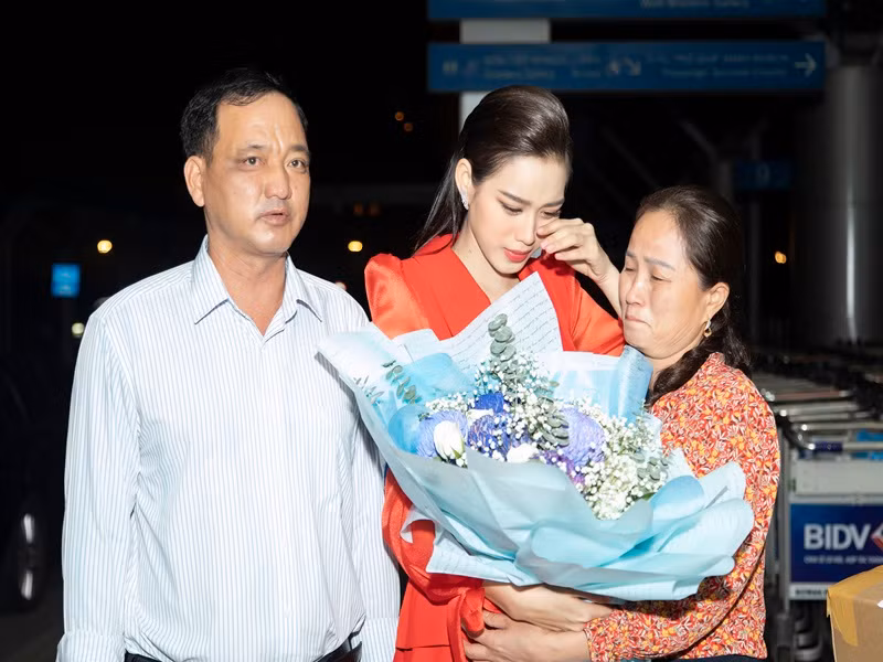 Nàng hậu sinh năm 2001 lần đầu tiên ra nước ngoài nên bố mẹ của cô vô cùng lo lắng. Ảnh: Sen Vàng