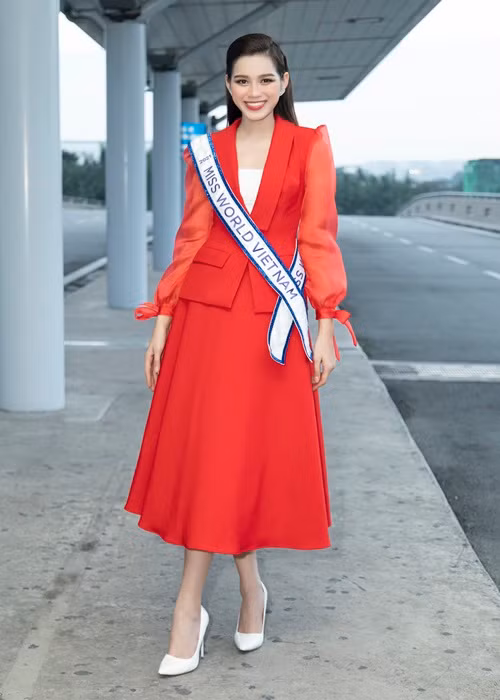 Đỗ Thị Hà mang theo 10 kiện hành lý, không chỉ trang phục dự thi mà còn có thức ăn dự trữ và cả nhạc cụ dân tộc – đàn T'rưng để phục vụ phần thi tài năng. Tổng trọng lượng hàng lý lên đến gần 200kg. Ảnh: Sen Vàng