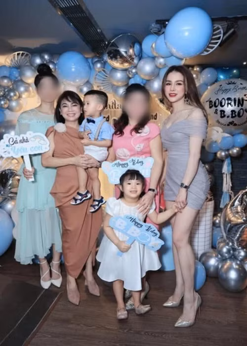 Diệp Lâm Anh chụp ảnh cùng các con và mẹ chồng. Ảnh: Công lý và xã hội