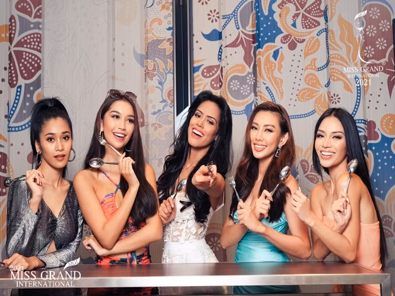 Thùy Tiên rạng rỡ khi ăn tối cùng ban tổ chức cuộc thi. Ảnh: Miss Grand International