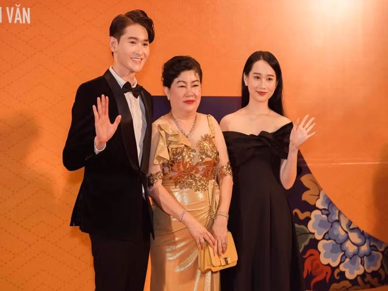 Ngoài tố Trúc Anh vi phạm hợp đồng, bà Dung Bình Dương còn cho rằng Trúc Anh mắc bệnh ngôi sao. Bà kể, tại LHP Việt Nam lần thứ 22 ở Huế vừa diễn ra, Trúc Anh đi chung đoàn phim “Ngốc ơi tuổi 17” nhưng đến trễ giờ dự thảm đỏ hơn 1 tiếng. Ảnh: Dân Việt