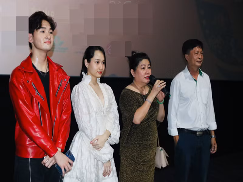 Cũng theo bà Dung Bình Dương, khi lên sân khấu nhận giải thưởng Bông sen Vàng cho phim “Mắt biếc”, Trúc Anh có thể vui quá nên quên xin phép công ty bà. Sau buổi trao giải, Trúc Anh cũng không đến gặp bà Dung Bình Dương hỏi thăm hay có bất kỳ động thái nào. Ảnh: Dân Trí