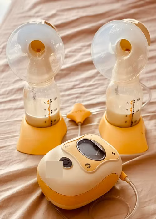 Gần đây, Vân Trang chia sẻ, cô không đủ sữa dùng cho 2 con gái cùng lúc. “Sự cố gắng của mẹ sau 20 ngày - kể từ ngày thứ 2 sau ca mổ, vượt qua thuốc gây mê, kháng sinh, giảm đau ... ròng rã 3 tiếng/lần/30 phút, không kể ngày đêm. Ngày xưa còn có cái trữ cho chị 2, ăn không hết phải mang đi cho mấy đợt. Còn kỳ này là không kịp cho chị 3 chị 4 luôn. Từ khi nào niềm vui của mẹ đơn giản là tăng vạch, vậy thôi”, Vân Trang tâm sự.