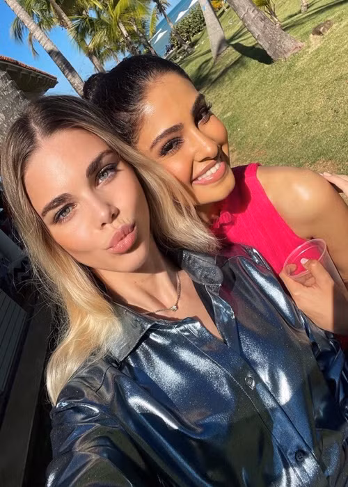 Tatiana thích viết thơ và có tài cắm hoa nghệ thuật. Ảnh: Miss Moldova