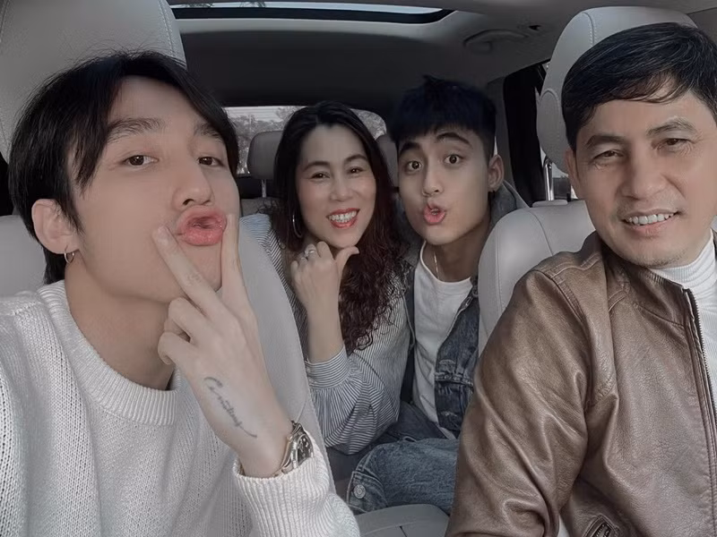 Nam ca sĩ từng tâm sự về chuyện kết hôn: “Tôi ước rằng sau 30 tuổi, mình sẽ có một mái ấm thật sự, bên người mình yêu, với những đứa con và phụng dưỡng bố mẹ. Sứ mệnh của tôi đó: phải hạnh phúc. Không phải là tiền bạc hay danh vọng, cũng chẳng phải thứ gì cao vời. Sau tất cả, hạnh phúc đôi khi chỉ là một cuộc gọi về cho bố mẹ, để thấy bao nhiêu nỗi buồn trong ngày của mình đột nhiên tan biến". Ảnh: M-TP