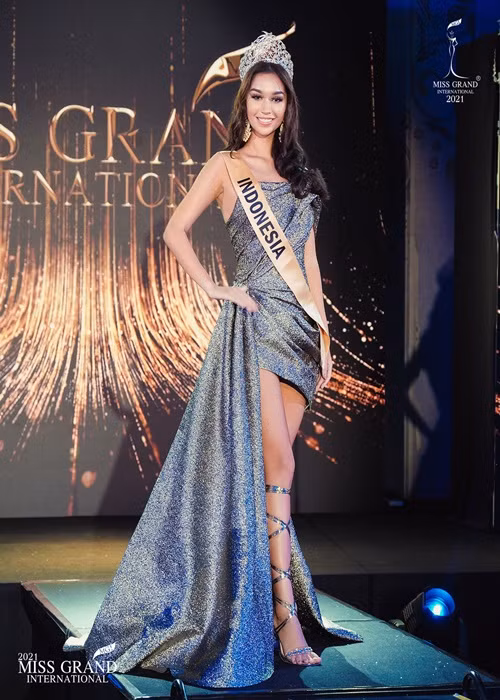 Sophia Rogan cũng là đối thủ của Thùy Tiên. Cô năm nay 19 tuổi, cao 1m82, mang hai dòng máu Indonesia - Anh. Chiều cao khủng lẫn vóc dáng gợi cảm giúp đại diện Indonesia nổi bật giữa dàn thí sinh. Trước khi thi quốc tế, Sophia là siêu mẫu nổi tiếng tại Indonesia. Ảnh: Miss Grand International