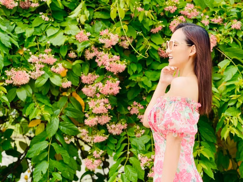 Nữ diễn viên ghi điểm với phong cách hiện đại, gợi cảm, trẻ trung.