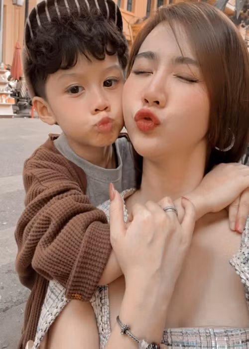 Con trai của Huyền Lizzie năm nay 6 tuổi. Nữ diễn viên chia sẻ, có con là điều mà cô tự hào nhất. Huyền Lizzie tâm sự ngày con trai đón sinh nhật lần thứ 6: “Hồi mới đẻ con khóc dạ đề và khó tính kinh khủng, mẹ vất vả và cảm thấy thực sự khó khăn quãng thời gian ấy. Rồi con lớn dần lên, khi được 4 tháng con dần ngoan hơn, thương mẹ hơn, không quấy khóc. Rồi mẹ lại quay trở lại đóng phim khi con mới 4 tháng tuổi. Bé yêu của mẹ thiệt thòi ghê nhỉ. Nhưng có lẽ vì thế mà mẹ thấy rằng con luôn tự giác, không bao giờ muốn làm phiền mẹ và luôn cho mẹ thấy con là một đứa bé hiểu chuyện".