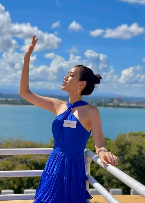 Trên trang cá nhân, Đỗ Thị Hà vừa chia sẻ hình ảnh đón nắng đẹp tại Puerto Rico trong mẫu váy cổ yếm gam màu xanh đồng điệu với bầu trời.