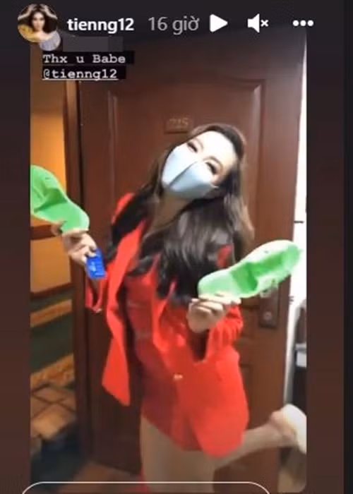 Tham gia cuộc thi Miss Grand International 2021- Hoa hậu Hòa bình Quốc tế 2021, Nguyễn Thúc Thùy Tiên mang theo dép tổ ong để tặng bạn bè.