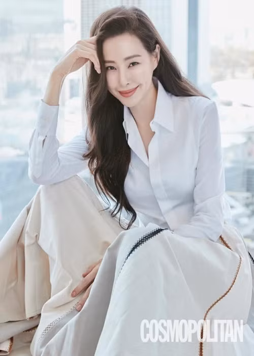 Sau khi chia tay Honey Lee, Yoon Kye Sang hẹn hò một giám đốc điều hành của một thương hiệu làm đẹp, kém nam diễn viên 5 tuổi. Tháng 8/2021, tình cũ của Hoa hậu gợi cảm nhất Hàn Quốc thông báo sắp lập gia đình. Ảnh: Instagram Honey Lee