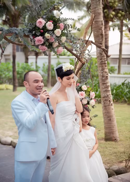 Ông xã của Xuân Lan hết mực yêu chiều vợ con. Ảnh: FB Xuân Lan