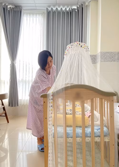 Vân Trang được chỉ định sinh mổ chủ động. “Sau khi làm xét nghiệm tiền phẫu phát hiện mẹ có tình trạng bị giảm tiểu cầu, đây là một bệnh lý có thể gây xuất huyết trong và sau mổ nên bệnh viện phải bắt buộc truyền tiểu cầu trước và trong mổ để nâng tiểu cầu lên mức an toàn cho mẹ. Chỉ sau 4 giờ chuẩn bị 2 em bé xinh xắn đã chào đời và được người nhà đón về phòng, sau đó mẹ cũng được chuyển về phòng để theo dõi và chăm sóc hậu phẫu tại phòng”, phía bệnh viện chia sẻ. Ảnh: FB bệnh viện T.D