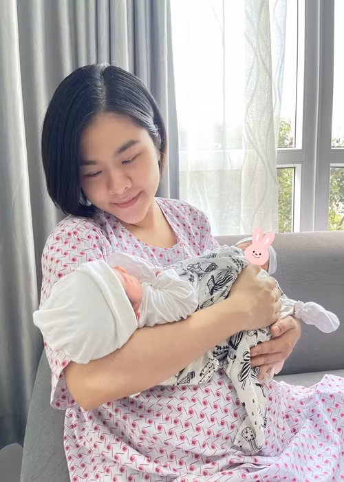 Ngày 1/11, Vân Trang sinh đôi. 2 ngày sau, nữ diễn viên đăng tải hình ảnh bên các con. Cô chia sẻ: “Mẹ Trang và tụi con xin cám ơn lời chúc mừng của các ông bà và các cô chú. Vì mẹ và tụi con vẫn còn ở viện nên mẹ cũng ít cầm điện thoại, phải ăn nhiều ngủ nhiều để có sữa và có sức chăm mấy chị em con nên không trả lời tin cô chú được, mẹ hứa về đến nhà mẹ sẽ trả lời tin cô chú. Cô chú đừng buồn mẹ con ạ”. Ảnh: FB Vân Trang
