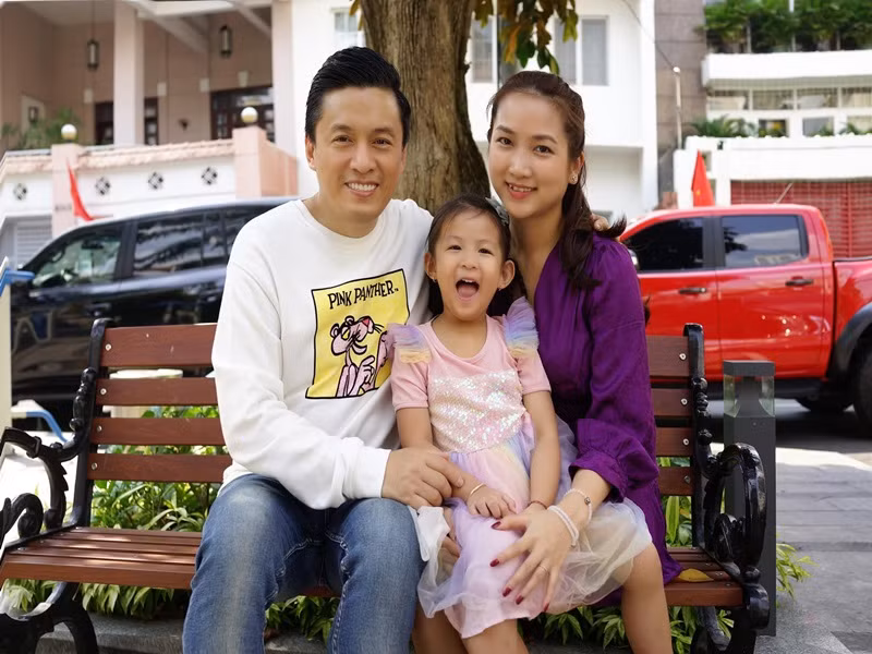 Nam ca sĩ cho biết, vợ là người tâm lý, không khúc mắc chuyện "con anh - con chúng ta". Mỗi dịp sinh nhật bé Kiến Văn, thấy Lam Trường bận, Yến Phương tự chọn quà để chồng gửi sang Mỹ.