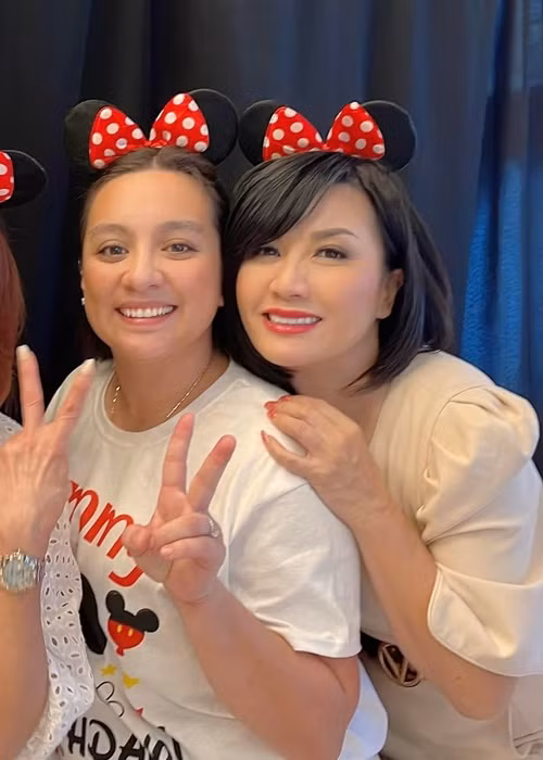Nữ ca sĩ hải ngoại tươi tắn bên Wendy.