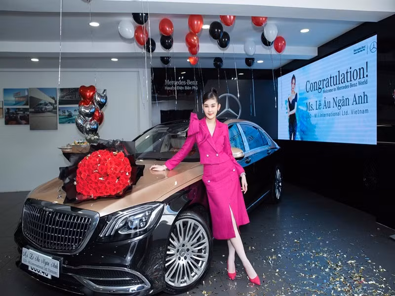 Ngân Anh hiện tại có cuộc sống sang chảnh. Cô tậu xe 8 tỷ, mua sắm hàng hiệu. Ảnh: FB Ngân Anh