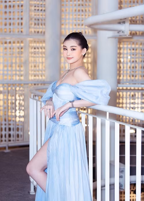 Trong 4 năm qua, Ngân Anh đẹp hơn vì biết cách trang điểm để tôn lên đường nét, che đi khuyết điểm cũng như chỉnh và phục hình răng. Ảnh: FB Ngân Anh