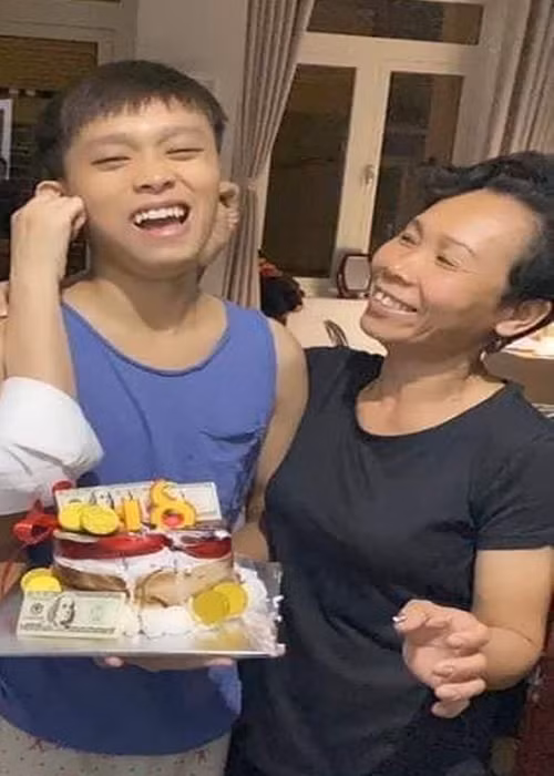 Bố mẹ Hồ Văn Cường cùng nam ca sĩ sống tại nhà của Phi Nhung. Ảnh: FB Phi Nhung