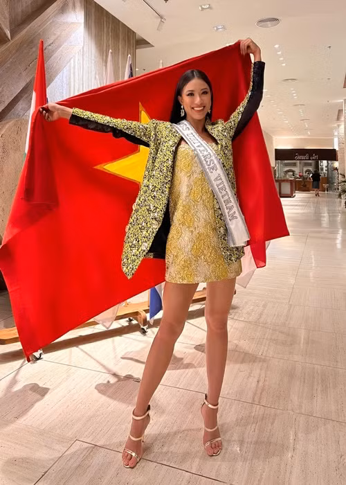 Trên trang cá nhân, Á hậu Kim Duyên vừa chia sẻ hình ảnh đầu tiên tại cuộc thi Miss Universe 2021 - Hoa hậu Hoàn vũ Thế giới 2021.