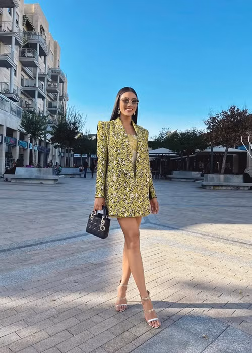 Người đẹp khoe vẻ gợi cảm, sang chảnh.