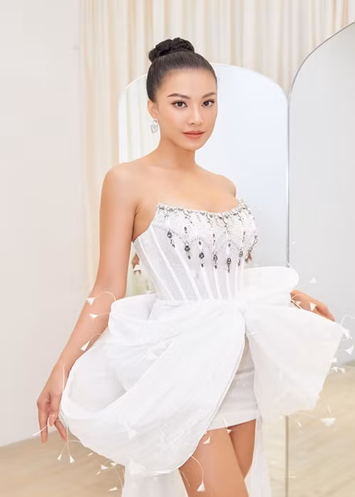 Mới đây, chân dài sinh năm 1995 thử trang phục cho cuộc thi. Kim Duyên chia sẻ, cô sẽ mang những bộ đẹp nhất và khiến cô tự tin nhất.