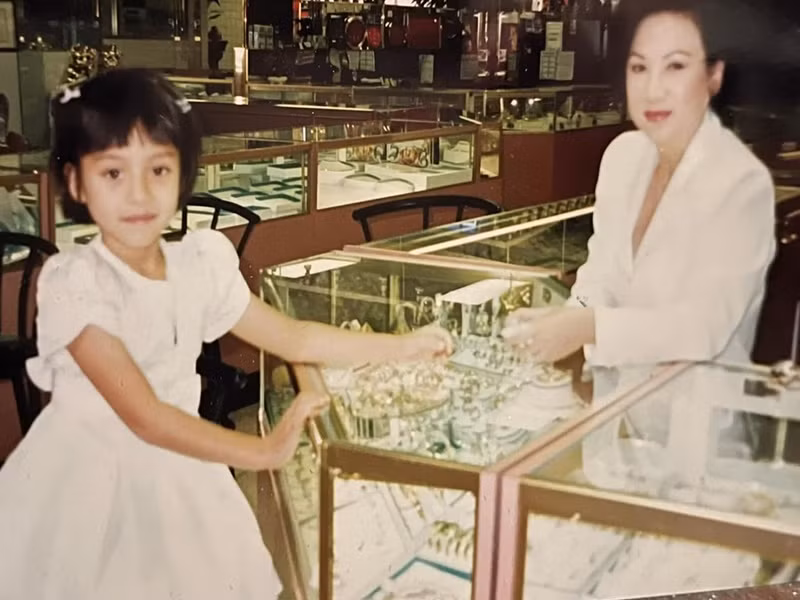Mẹ của Trizzie Phương Trinh trông nom Wendy từ khi cô nhóc mới 2 tuổi. Bà nhắn nhủ con gái nuôi quá cố trong ngày lễ cúng thất 49 ngày: “Mặc dù mẹ không sinh con ra nhưng mẹ thương con như con ruột, mẹ thương con từ lúc chị Trizzie đưa con về với gia đình. Con nói với mẹ là con mồ côi qua Mỹ, con muốn làm con của mẹ, mẹ chấp nhận ngay. Có những lúc con trách mẹ “tại sao ai hỏi mẹ, mẹ cứ nói con là con nuôi mà không nói con là con ruột?”. Mẹ chỉ biết làm thinh không trả lời vì sợ con buồn".