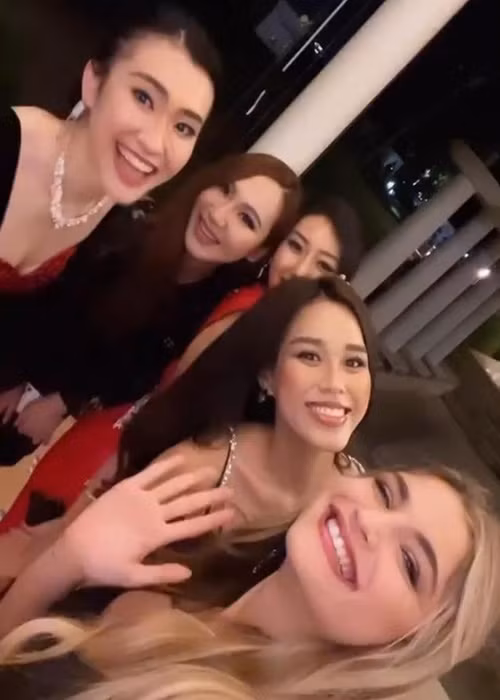 Giống Đỗ Thị Hà, nhiều thí sinh cũng tỏ ra thân thiện. Ảnh: Instagram Đỗ Thị Hà