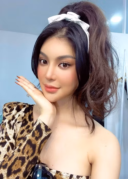 Lily Chen nhắn nhủ “tình địch”: “Em chỉ nói cho chị biết, em đã buông cho chị hạnh phúc rồi! Chị nên tha cho em yên! Chị nên nhìn lại bản thân mình đi. Em không có người đàn ông đó em không chết đi. Người đàn ông cho chị nên ôm ấp chị kỹ càng, đừng hại em nữa”.
