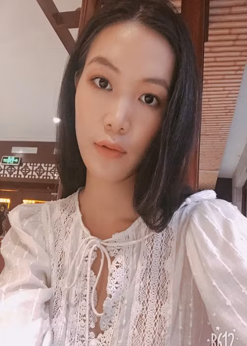 Trước những lời chê bai, Thùy Dung bắt đầu chăm chút cho vẻ ngoài hơn. Cô niềng răng để có nụ cười rạng rỡ. Làn da của Thùy Dung cũng ngày càng trắng mịn hơn. Đáng chú ý, những năm gần đây, gương mặt của Thùy Dung bất ngờ thon gọn hơn làm dấy lên nghi vấn cô độn cằm. Ảnh: Dân Việt