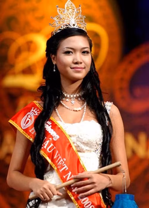 Thùy Dung đăng quang Hoa hậu Việt Nam 2008. Lúc đó, người đẹp 18 tuổi. Khi vừa đoạt vương miện, cô không được đánh giá cao về nhan sắc từ phía công chúng. Đông đảo khán giả nhận xét nhan sắc của Thùy Dung bình thường với khuôn mặt quá khổ. Nàng hoa hậu sinh năm 1990 chỉ được khen chiều cao nổi bật, nụ cười rạng rỡ và đôi mắt to. Ảnh: Gia đình và xã hội