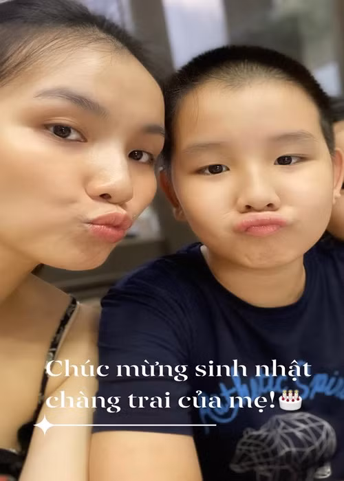 Ngoài ông xã, Thùy Lâm còn đăng tải hình ảnh bên các con.