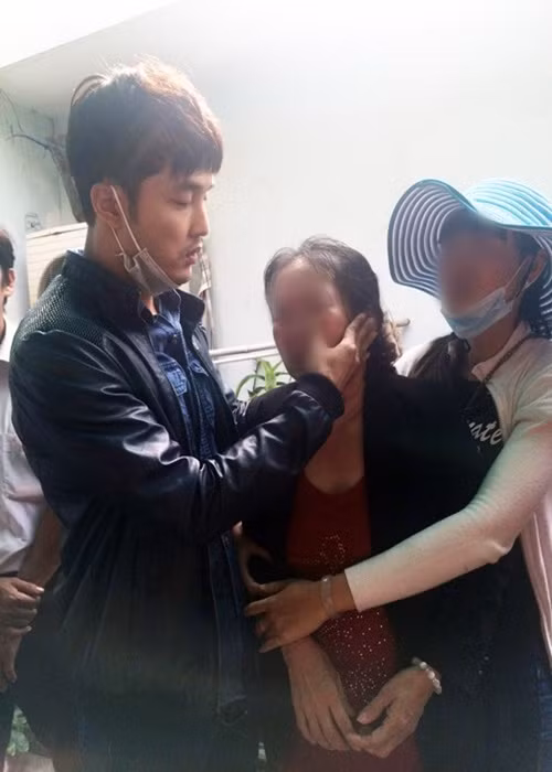 Khi Nguyễn Giàu qua đời, Ưng Hoàng Phúc cùng gia đình Nguyễn Giàu đưa nam diễn viên về quê lo hậu sự. Ảnh: Dân Việt