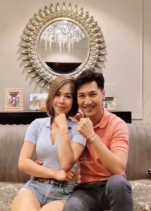 Không ít lần khán giả thấy Mạnh Trường công khai khen ngợi vợ, bảo vệ vợ khỏi anti-fan hay dành tặng cho vợ những món quà giá trị.