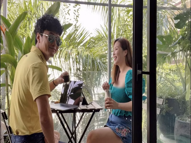 Nam diễn viên còn ủng hộ công việc kinh doanh bán hàng của Anh Đào, coi đó như một khoản thu nhập thêm để trang trải cho cuộc sống.