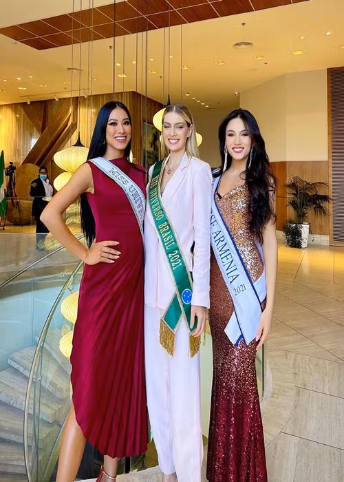 Kim Duyên diện váy đỏ đọ sắc cùng đại diện Brazil và Armenia.
