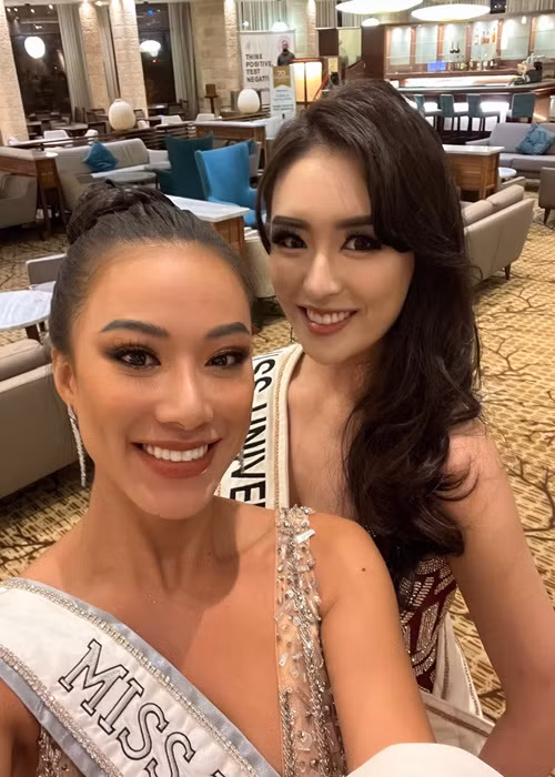 Kim Duyên gợi cảm bên đại diện Hàn Quốc.