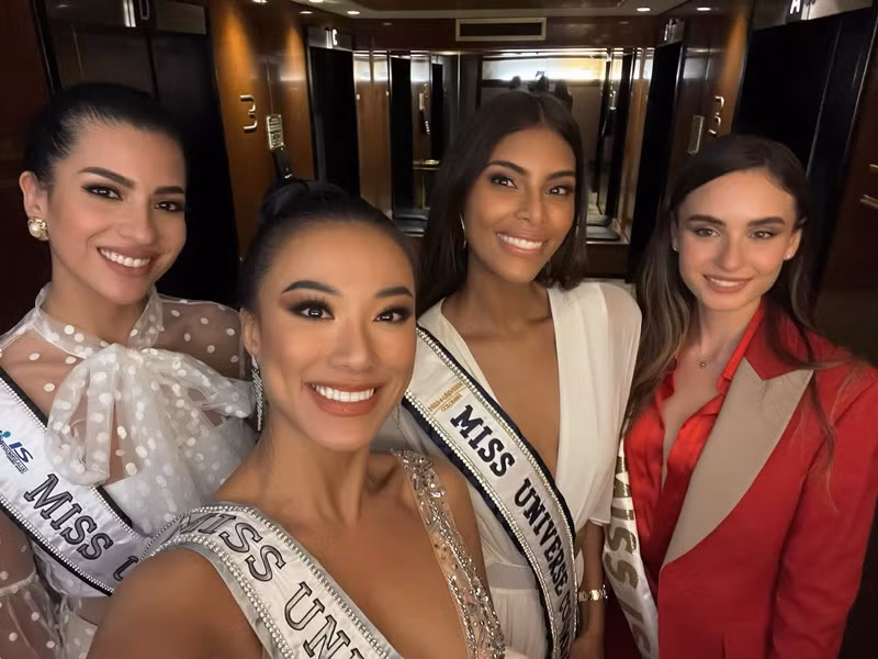 Đại diện Việt Nam cùng các thí sinh Chile, Colombia và Israel đi ăn tối.
