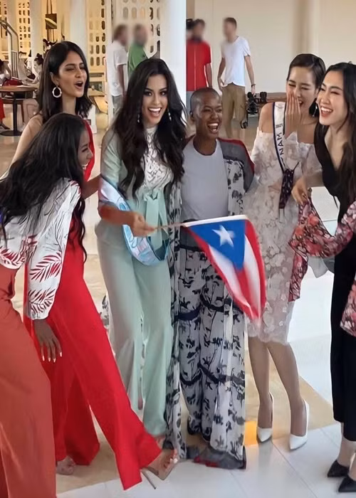  Đỗ Thị Hà đã đặt chân đến Puerto Rico tham gia Miss World 2021 - Hoa hậu Thế giới 2021. Trong ngày đầu tiên ở cuộc thi, cô diện váy ren trắng trễ vai. Đại diện Việt Nam cùng các thí sinh cuối cùng đến Puerto Rico được ban tổ chức cuộc thi chào đón nồng nhiệt. Ảnh: Instagram Aryam Diaz Rosado