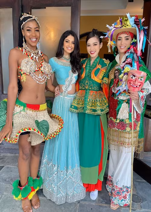 Đỗ Thị Hà diện trang phục “Nhụy Kiều Tướng Quân - Bà Triệu” cho phần thi Dance of the world.