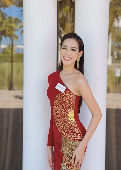 Đỗ Thị Hà sử dụng tiếng Anh mà không nhờ đến sự hỗ trợ từ phiên dịch.