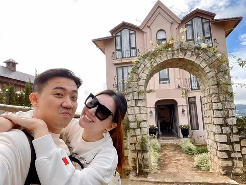 Không chỉ mua đồ hiệu đắt đỏ tặng Hari Won, để Hari Won quản lý tài chính, Trấn Thành còn nấu ăn cho vợ.