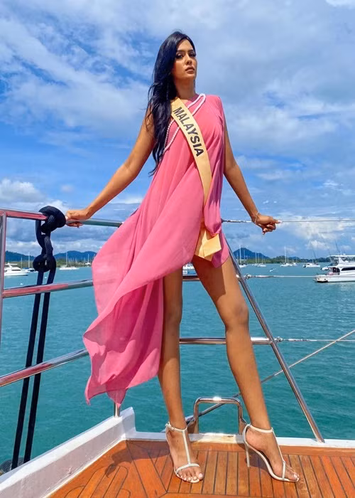 Lishalliny 3 lần tham gia cuộc thi Hoa hậu Hòa bình Malaysia. Đến lần thứ 3, cô đoạt vương miện rồi đại diện Malaysia thi quốc tế.
