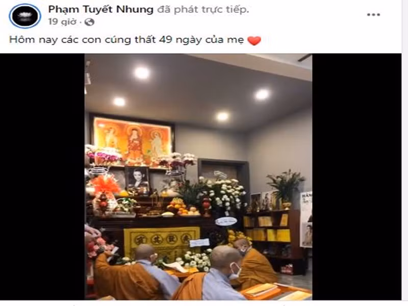 Tuyết Nhung và Thiêng Ngân chia sẻ clip lễ cúng cho mẹ nuôi tại nhà. Ảnh chụp màn hình