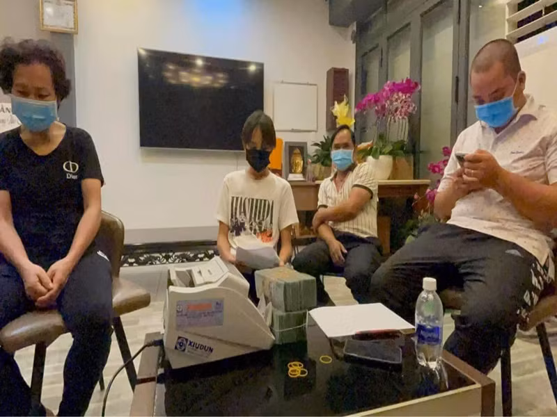 Lần cuối Hồ Văn Cường lộ diện là khi nhận tiền cát-sê và 500 triệu Phi Nhung từng hứa tặng thêm. Ảnh: Dân Việt