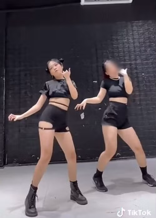 Bùi Hà Nghi Phương - con gái Phương Thanh thừa hưởng năng khiếu nghệ thuật của mẹ. Em rất thích hát và nhảy. Trên trang cá nhân Tiktok, Nghi Phương chia sẻ nhiều clip nhảy múa. Ảnh chụp màn hình
