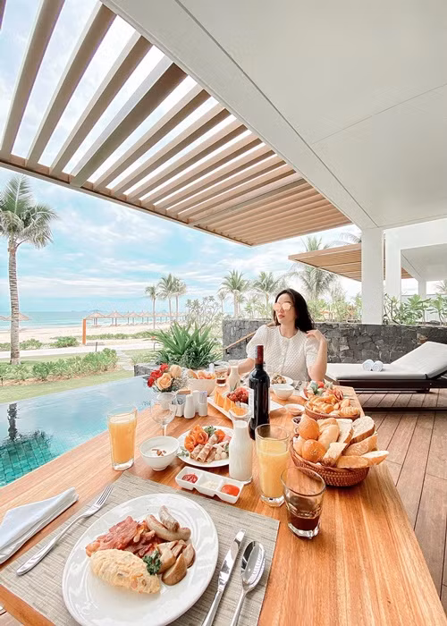 Nữ ca sĩ khoe bữa ăn sáng ở một địa điểm nghỉ dưỡng sang trọng.